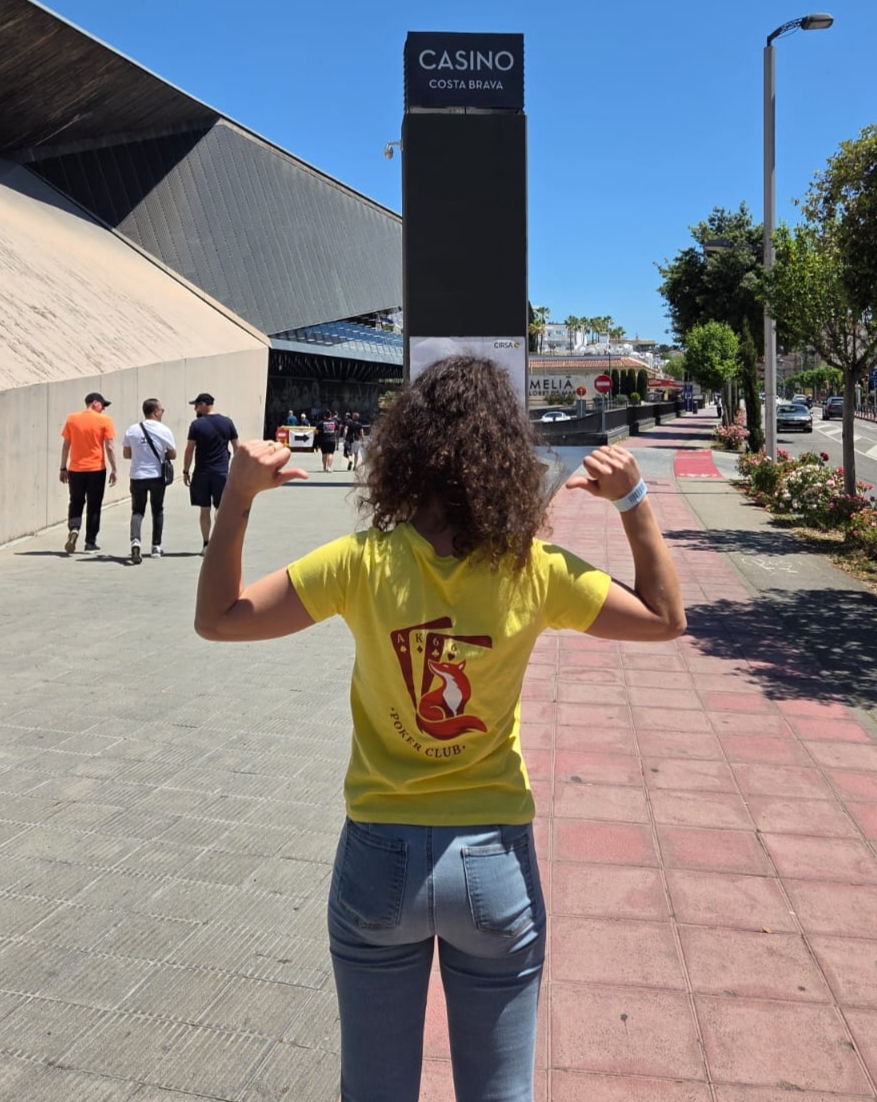 Membre du club AK66 portant le t-shirt du club, de dos